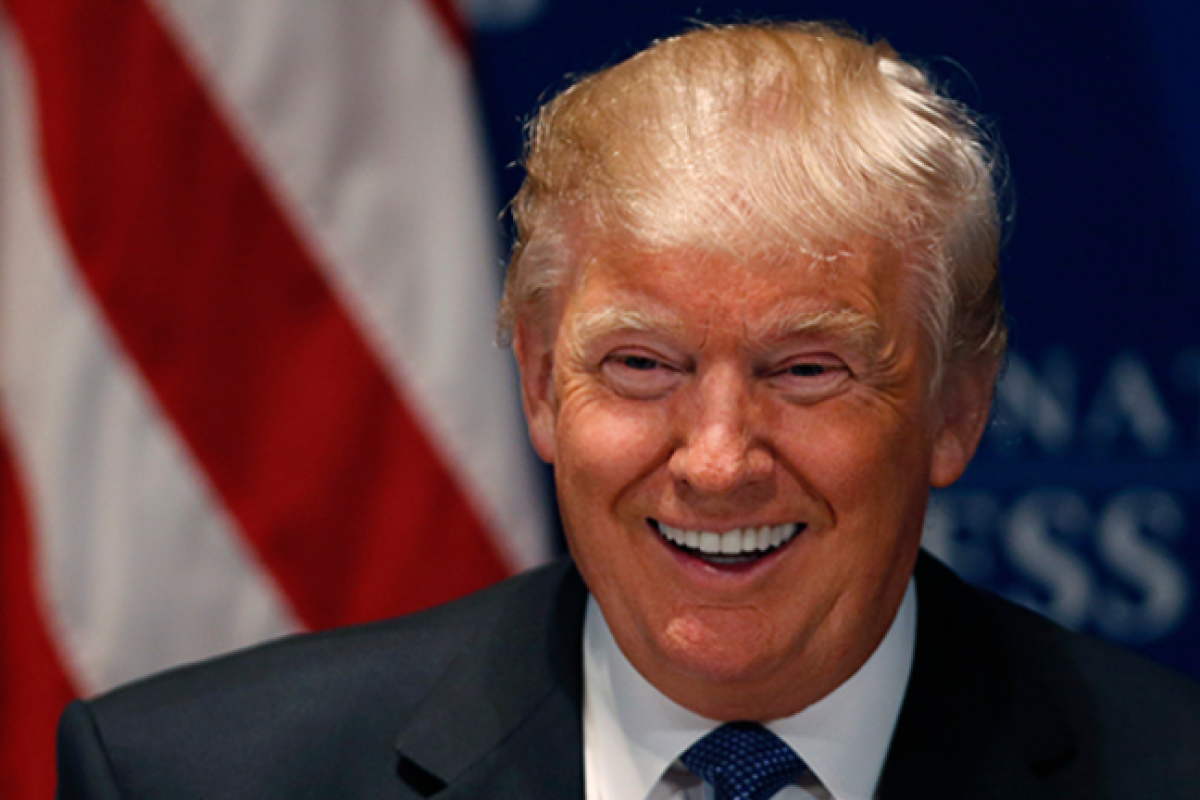 Трамп шокировал, выполнив необычную просьбу ведущего на американском шоу Трамп шокировал, выполнив необычную просьбу ведущего на американском шоу