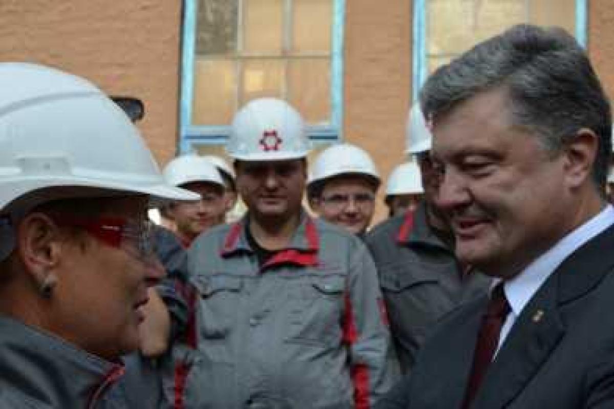 В Мариуполе Порошенко обнял женщину, которая попросила его снизить пенсионный возраст