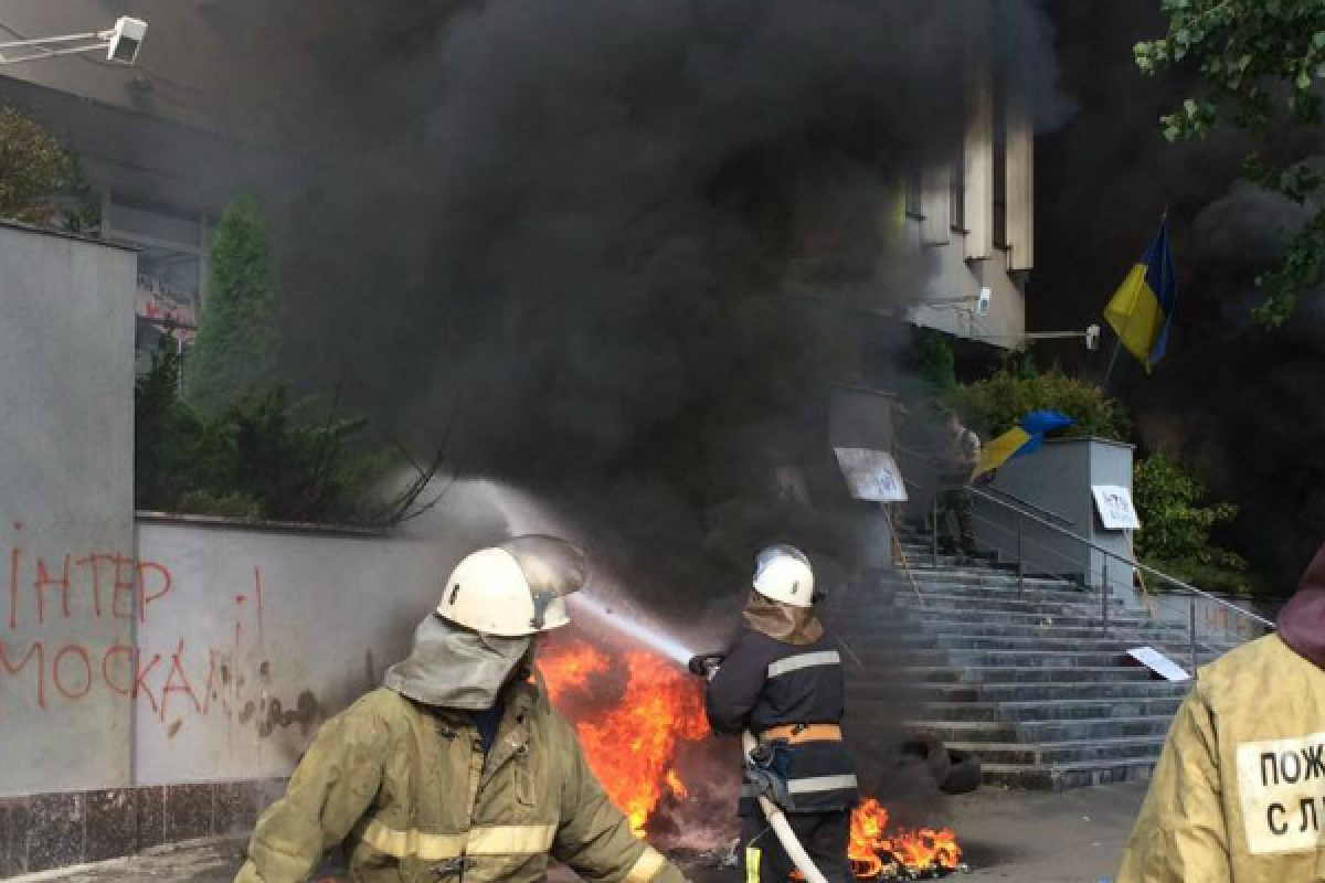 В Киеве подожгли офис службы новостей телеканала "Интер", есть пострадавшие В Киеве подожгли офис службы новостей телеканала "Интер", есть пострадавшие