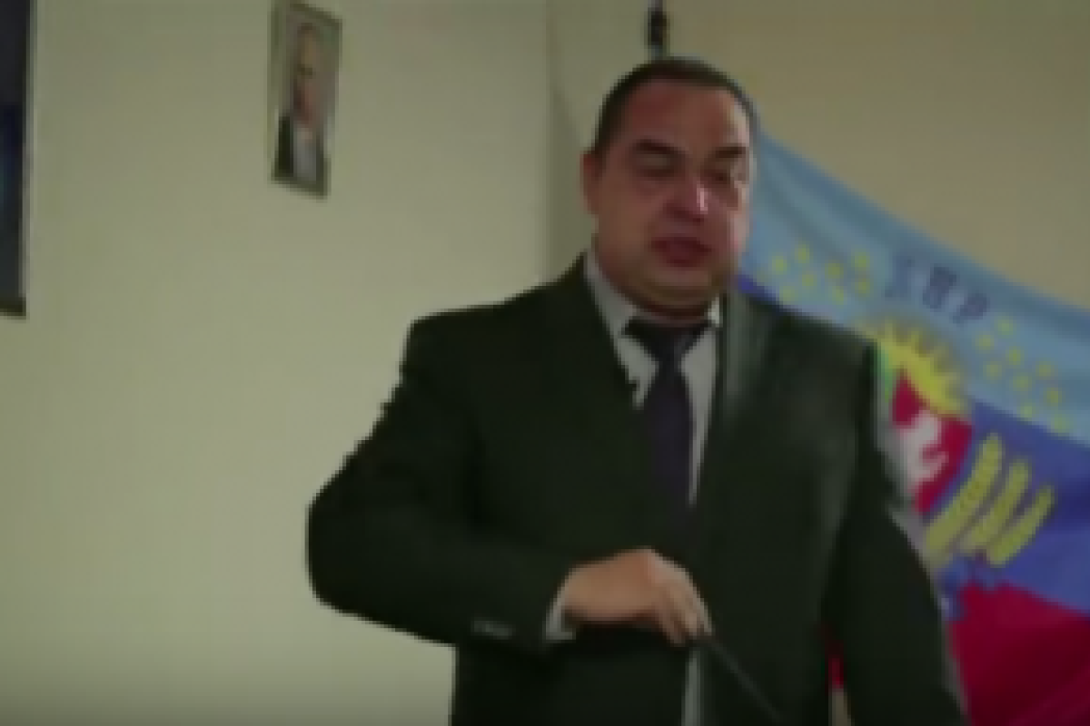 Появилось видео, как Плотницкий плачет перед портретом Путина Появилось видео, как Плотницкий плачет перед портретом Путина