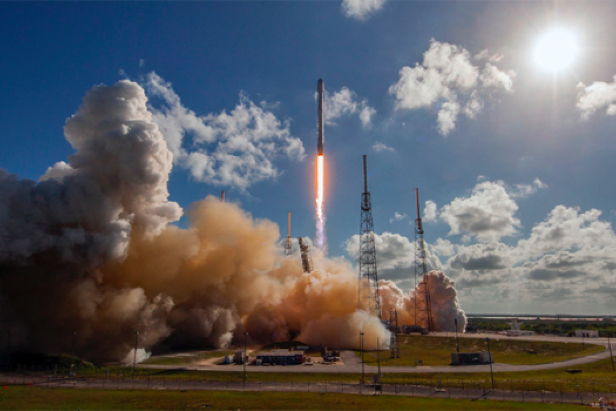 Во Флориде во время испытаний взорвалась ракета Falcon 9 Во Флориде во время испытаний взорвалась ракета Falcon 9