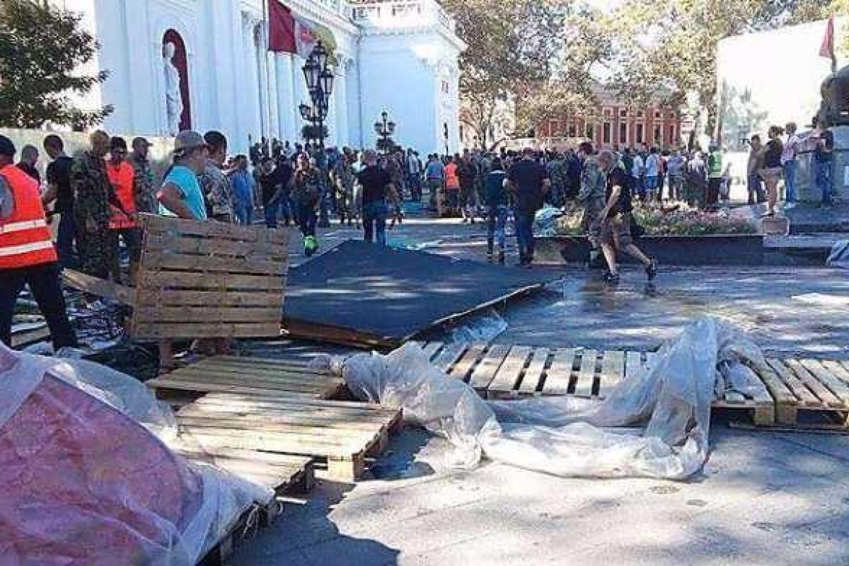 В Одессе активисты силой разгромили палатки и избили участников "антитрухановского майдана" В Одессе активисты силой разгромили палатки и избили участников "антитрухановского майдана"