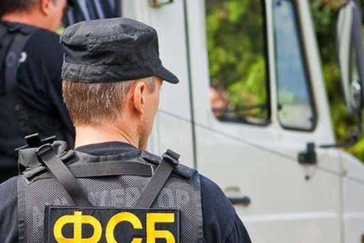 В Симферополе оккупанты сломали дверь и ворвались в дом крымскотатарской журналистки В Симферополе оккупанты сломали дверь и ворвались в дом крымскотатарской журналистки