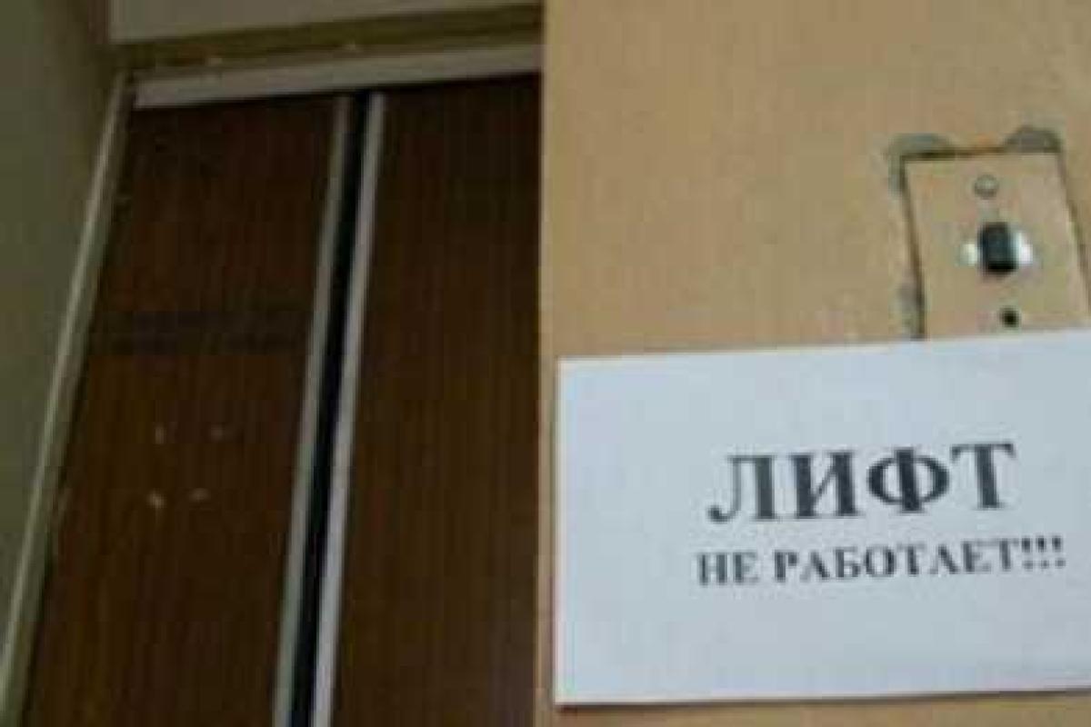 В "ДНР" женщина с новорожденным ребенком и тремя врачами застряла между этажами в лифте