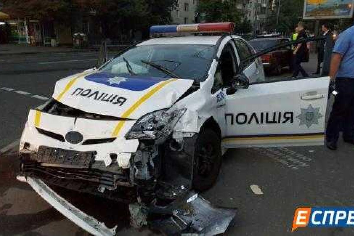 В Киеве полицейские врезались в такси: есть пострадавшие