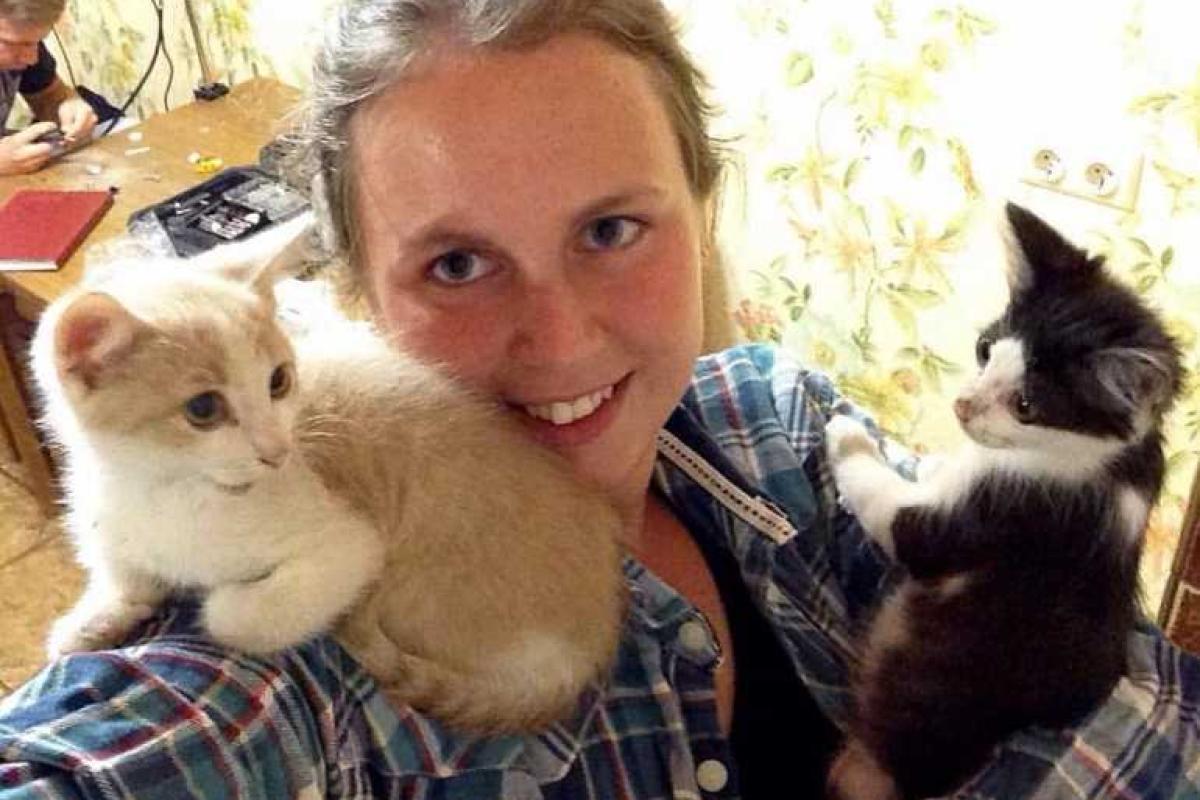 В Сети появилось видео, как переселенка из Луганска пытала маленького котенка (18+) В Сети появилось видео, как переселенка из Луганска пытала маленького котенка (18+)