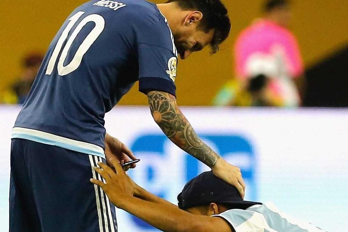 Болельщик выбежал на футбольное поле, чтобы поцеловать ноги Месси Болельщик выбежал на футбольное поле, чтобы поцеловать ноги Месси