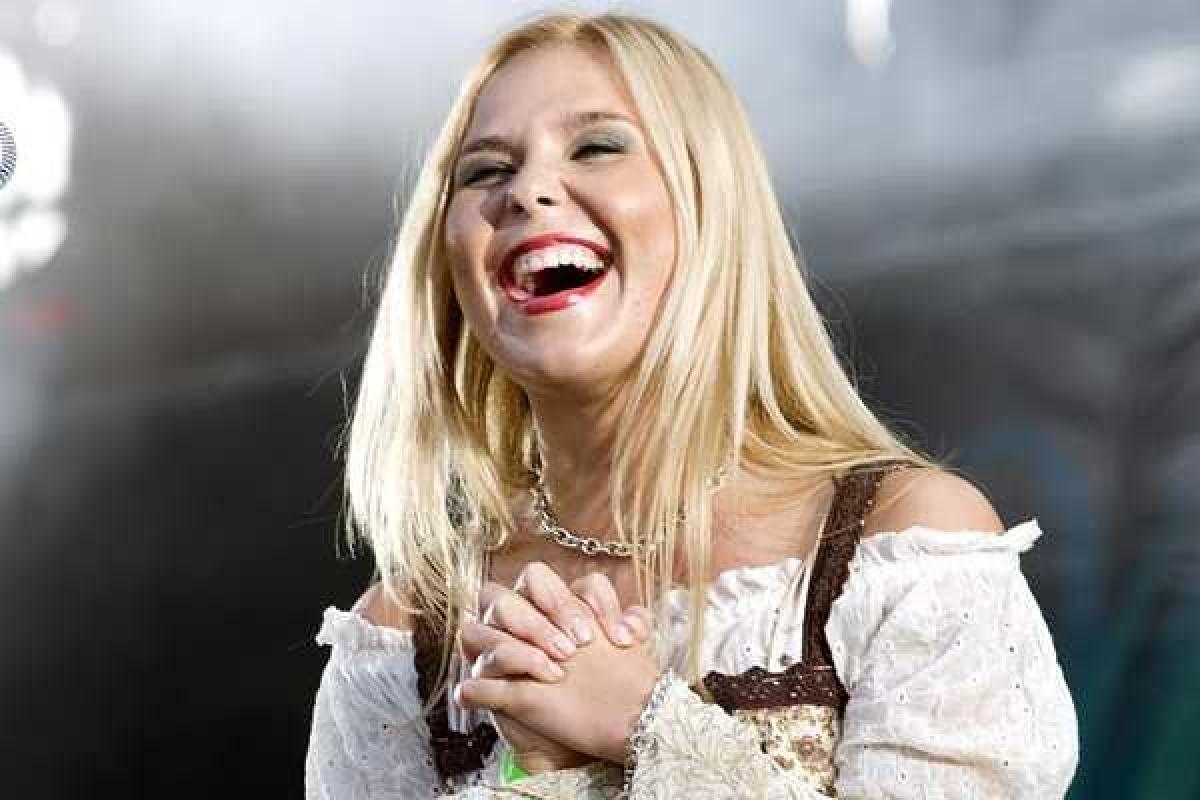 Беременная певица Пелагея показала округлившийся живот, появившись на хоккейном матче