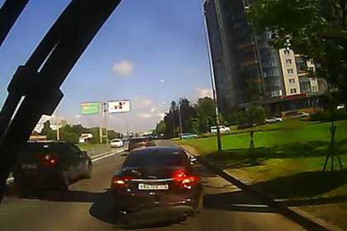 Обиженная россиянка разбила свой Jaguar в отместку водителю маршрутки