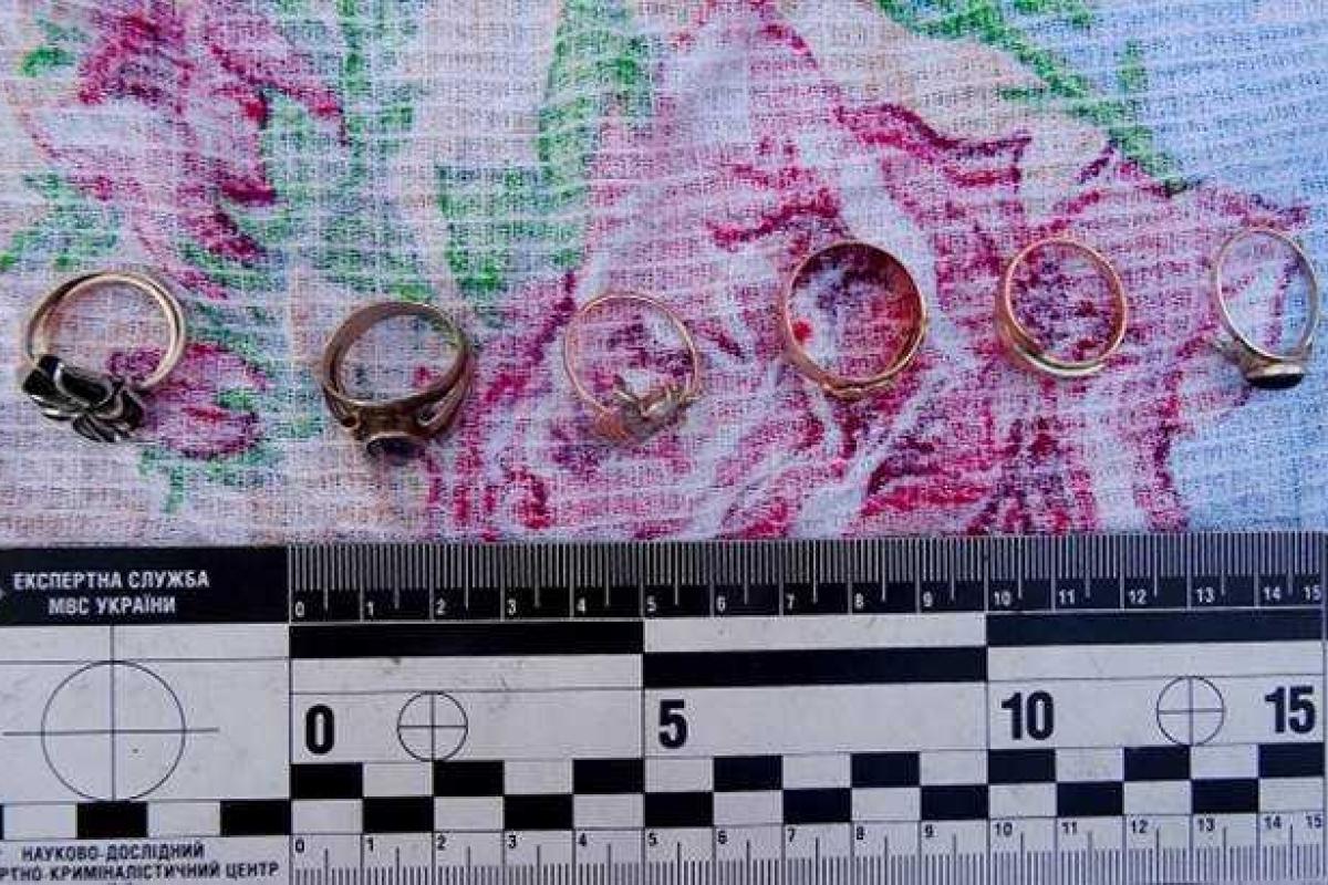 В Киеве задержали мужчину, который обокрал квартиру и продавал вещи возле метро В Киеве задержали мужчину, который обокрал квартиру и продавал вещи возле метро