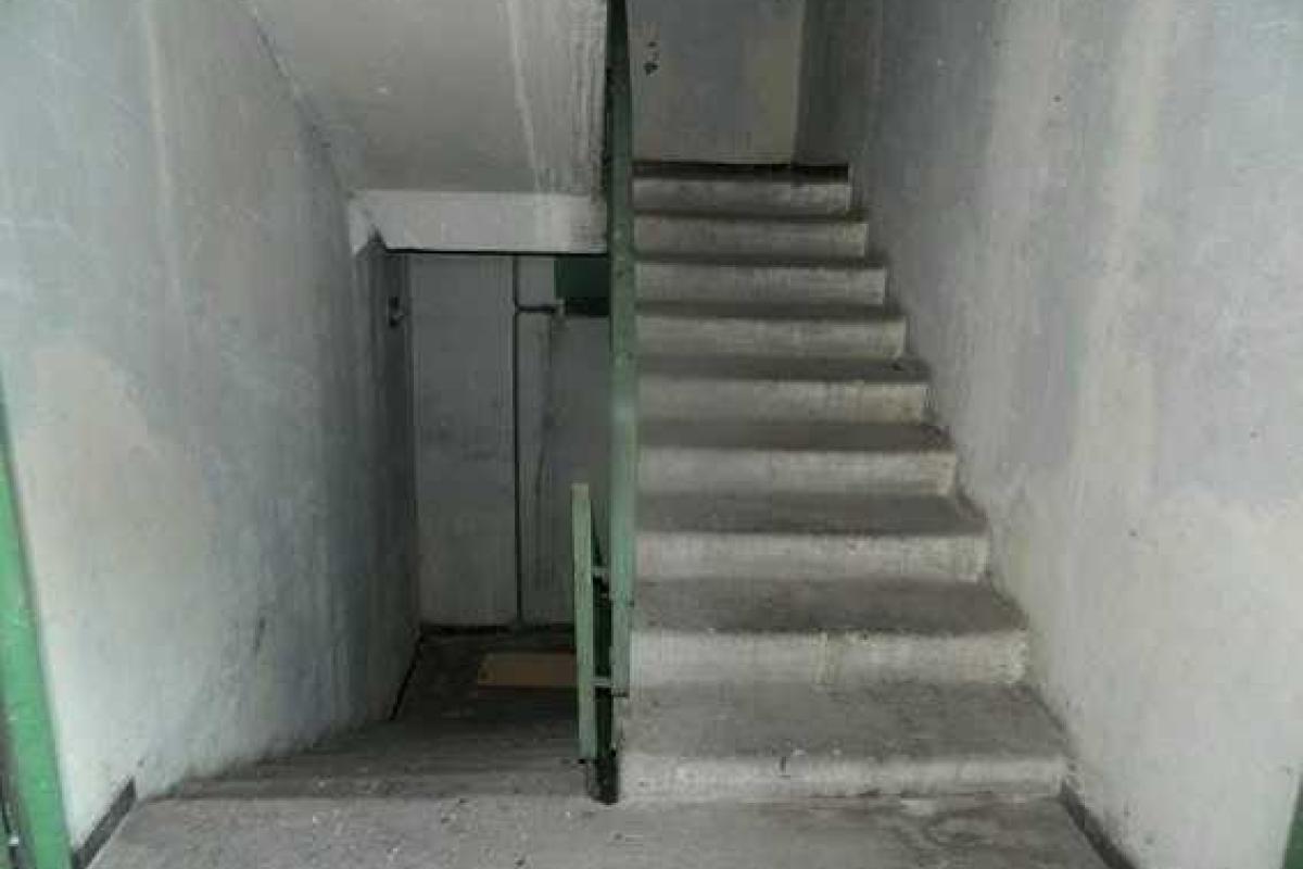 В Киеве на лестничной площадке выстрелили в женщину В Киеве на лестничной площадке выстрелили в женщину