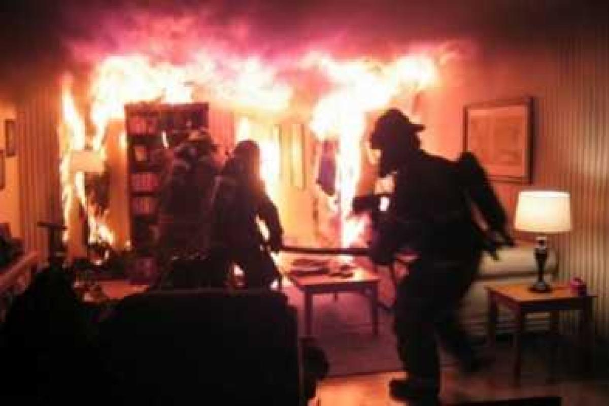 В Киеве случился страшный пожар: из горящей квартиры удалось спасти пенсионера В Киеве случился страшный пожар: из горящей квартиры удалось спасти пенсионера