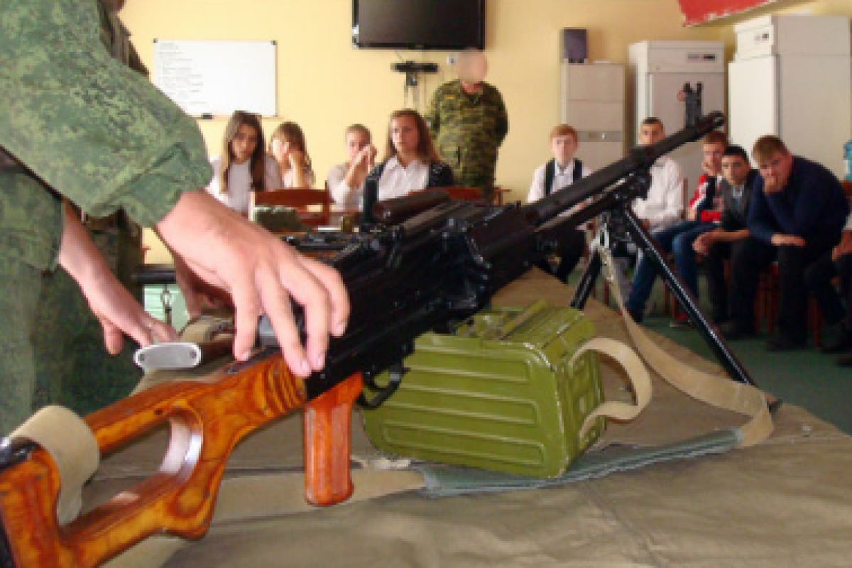 В оккупированной Горловке боевики учат детей разбирать снайперские винтовки и пулеметы В оккупированной Горловке боевики учат детей разбирать снайперские винтовки и пулеметы