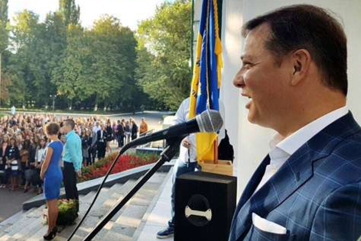 На Черниговщине школьники чуть не растерзали Олега Ляшко На Черниговщине школьники чуть не растерзали Олега Ляшко