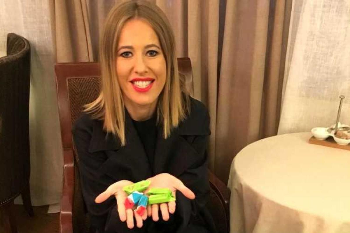 Беременная Ксения Собчак с самого утра ест конфеты Беременная Ксения Собчак с самого утра ест конфеты