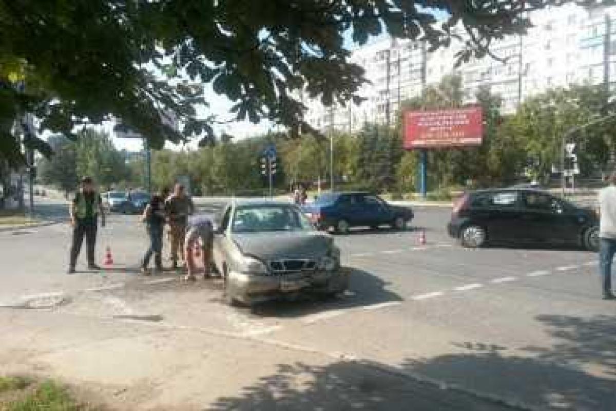 В Мариуполе произошло ДТП: столкнулись два автомобиля, пострадала девушка