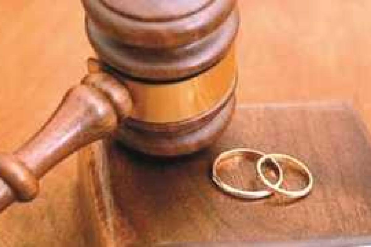 В паспорта украинцев больше не будут ставить штампы о браке и разводе