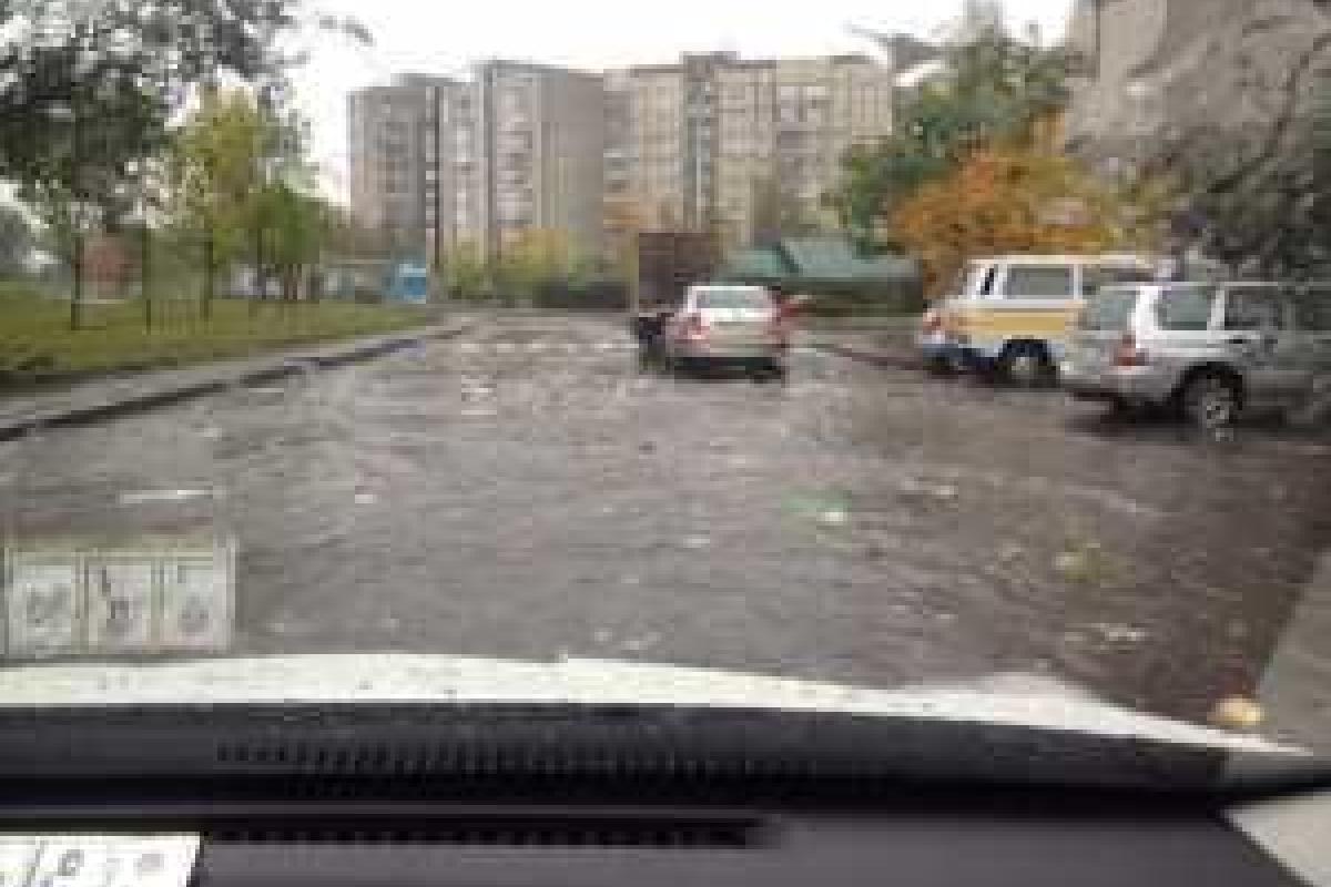 Во Львове местные жители в ярости: мусор поплыл по улицам из-за сильного ливня Во Львове местные жители в ярости: мусор поплыл по улицам из-за сильного ливня