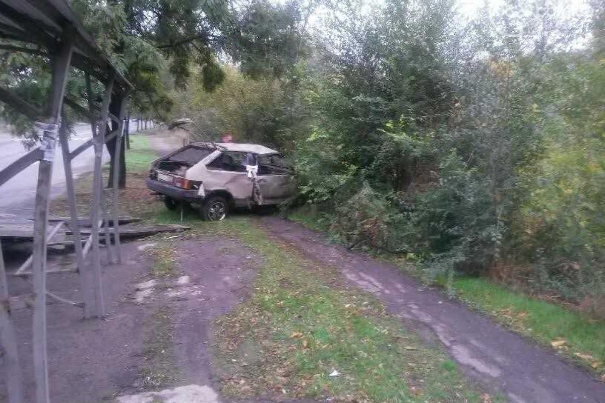 В Мариуполе авто влетело в кусты: есть пострадавшие