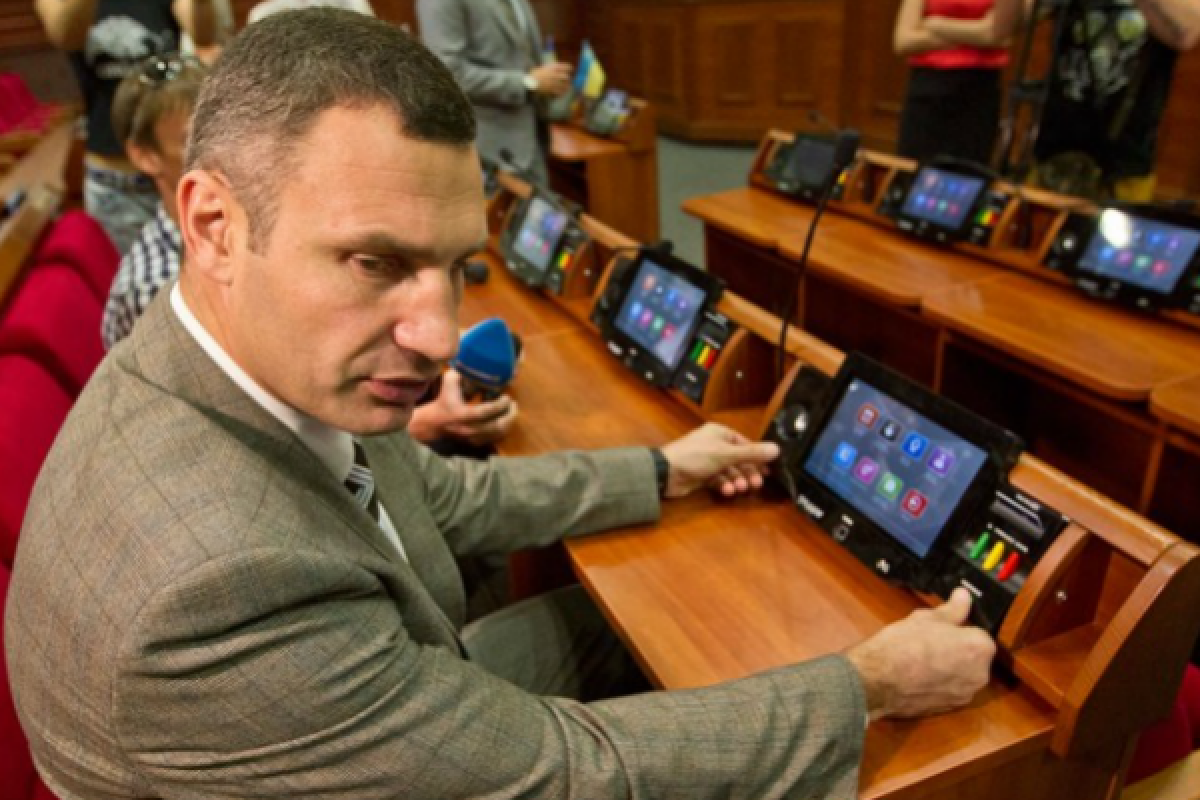 На сессию Киевсовета пришел посторонний мужчина и начал "кнопкодавить" На сессию Киевсовета пришел посторонний мужчина и начал "кнопкодавить"