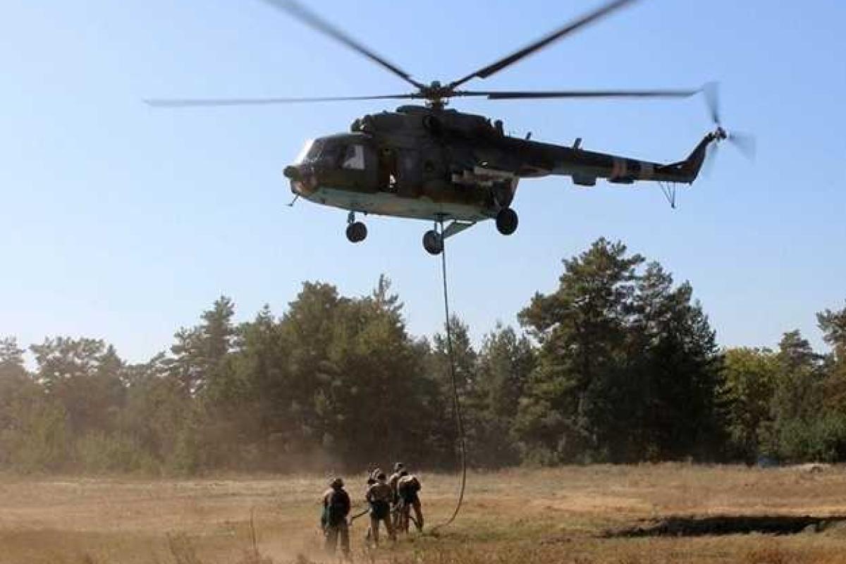 В небе под Днепром летали военные вертолеты В небе под Днепром летали военные вертолеты