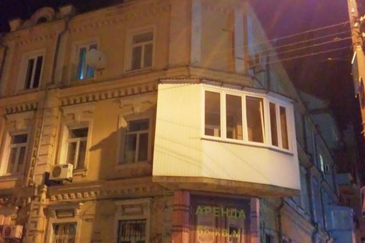 Киевлянка угрожает поджечь балкон, который уродует дом