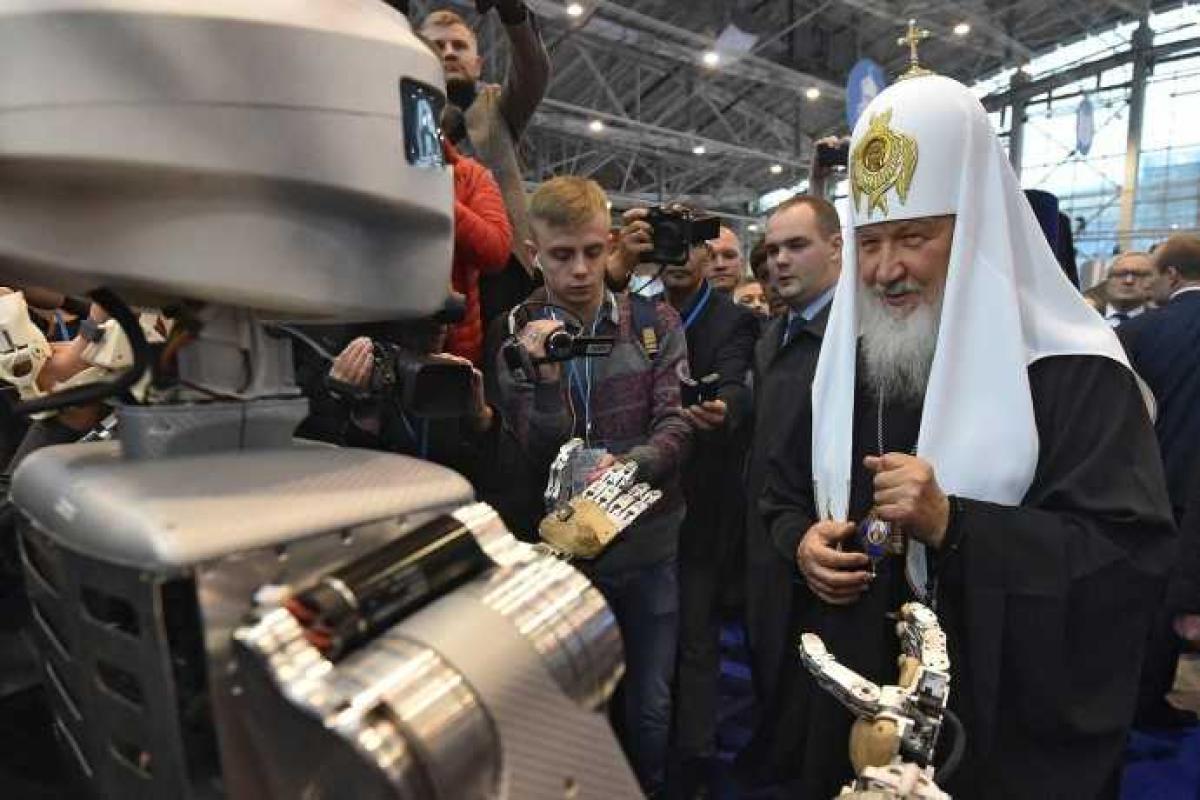 Сеть позабавила фотография «знакомства» патриарха Кирилла с роботом