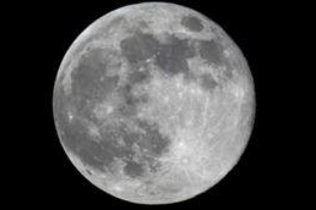 Над Украиной взошла уникальная "черная" Луна