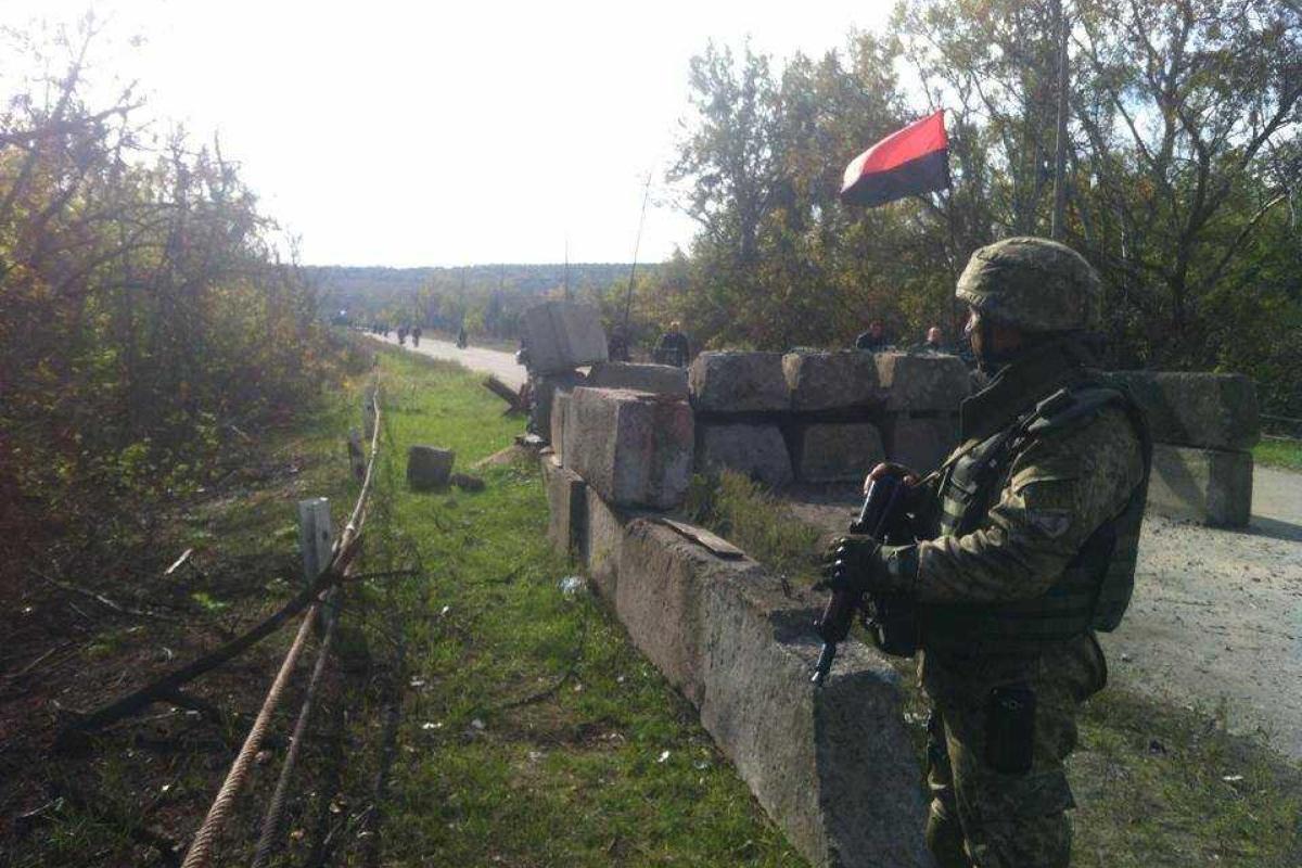Жительница Станицы Луганской - военным: "Если будете отходить - ляжем под гусеницы: и так, и так нам смерть"