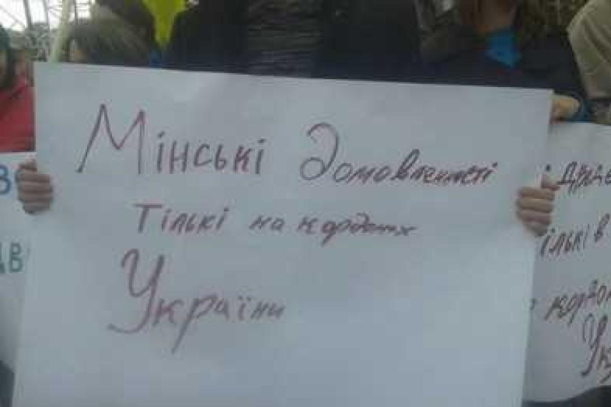 В Волновахе произошел шокирующий инцидент: женщины пытались встать на пути отвода украинских бойцов В Волновахе произошел шокирующий инцидент: женщины пытались встать на пути отвода украинских бойцов