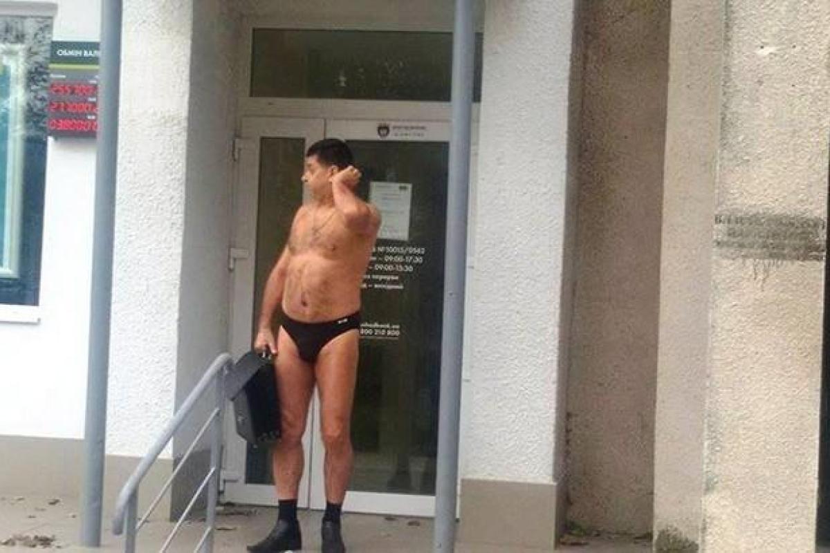 "Сплатив за комуналку": в Одесі біля відділення банку сфотографували роздягненого чоловіка "Сплатив за комуналку": в Одесі біля відділення банку сфотографували роздягненого чоловіка