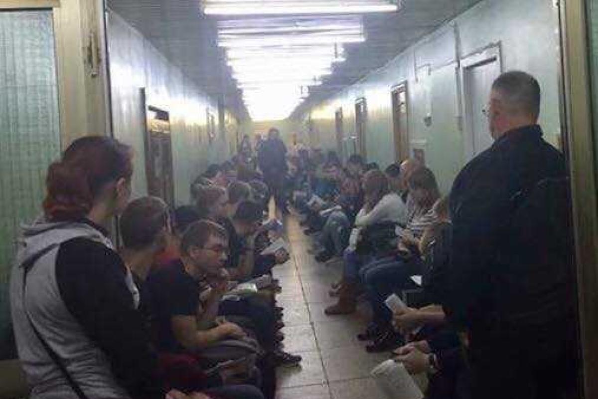 Сотни жителей Днепра сдают кровь для раненых бойцов АТО: фотофакт