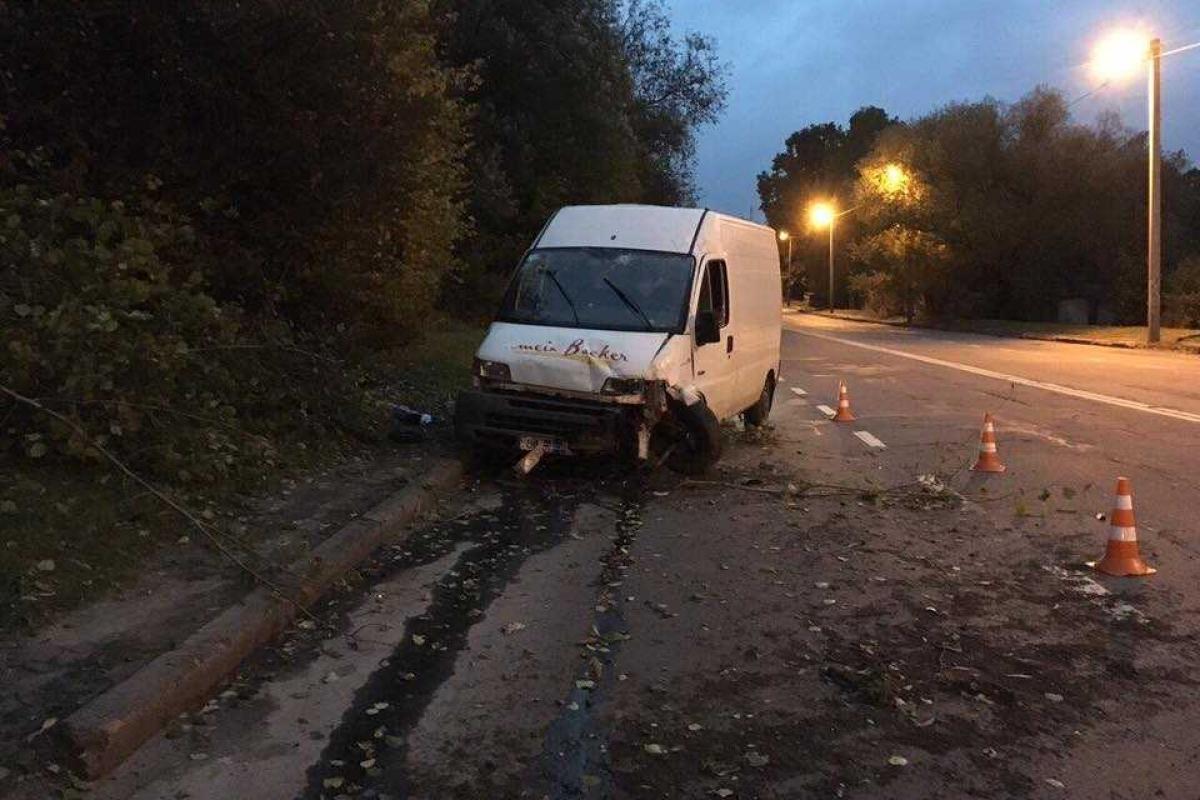 Во Львове пьяный водитель буса влетел в кусты Во Львове пьяный водитель буса влетел в кусты