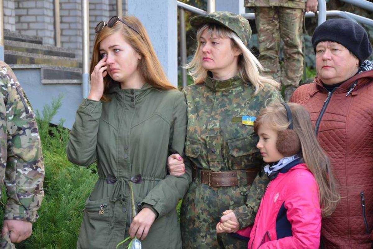 В Лисичанске открыли мемориальную доску милиционеру, которого похитили и убили боевики