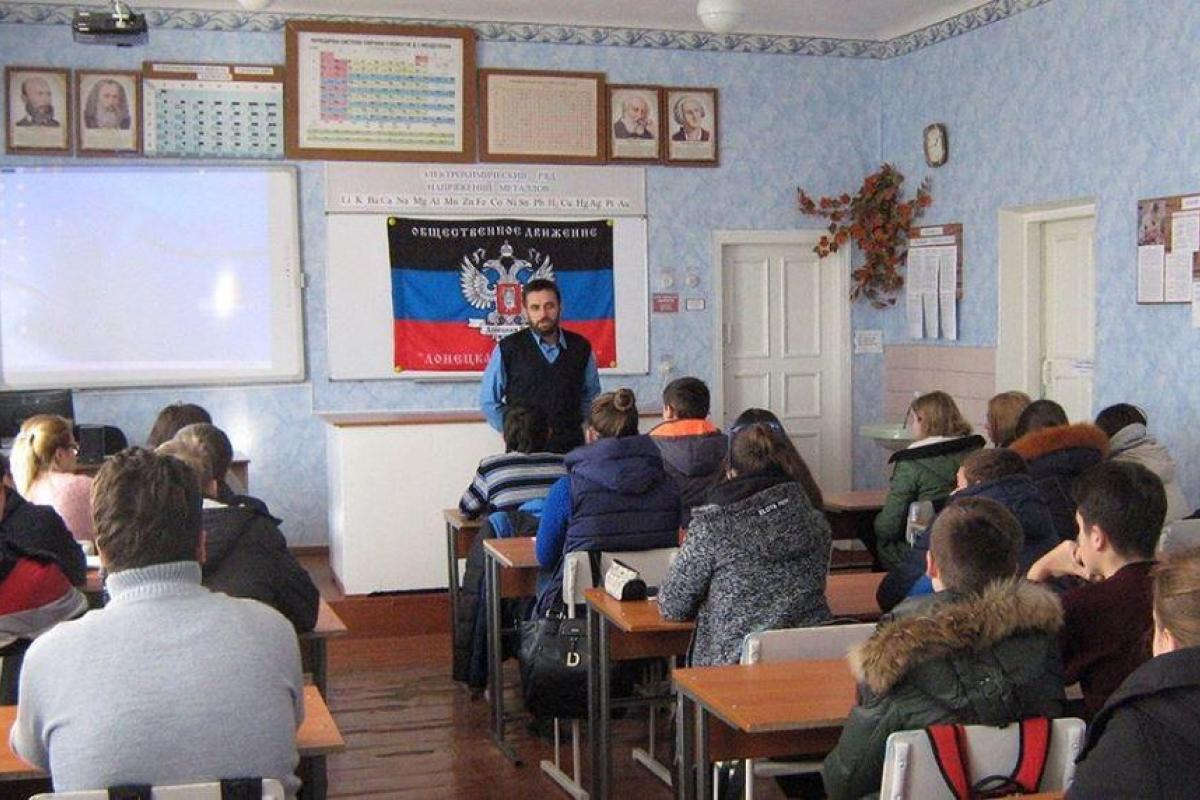 Школьников в оккупации вместо батарей согревает флаг "ДНР" на доске, - Казанский