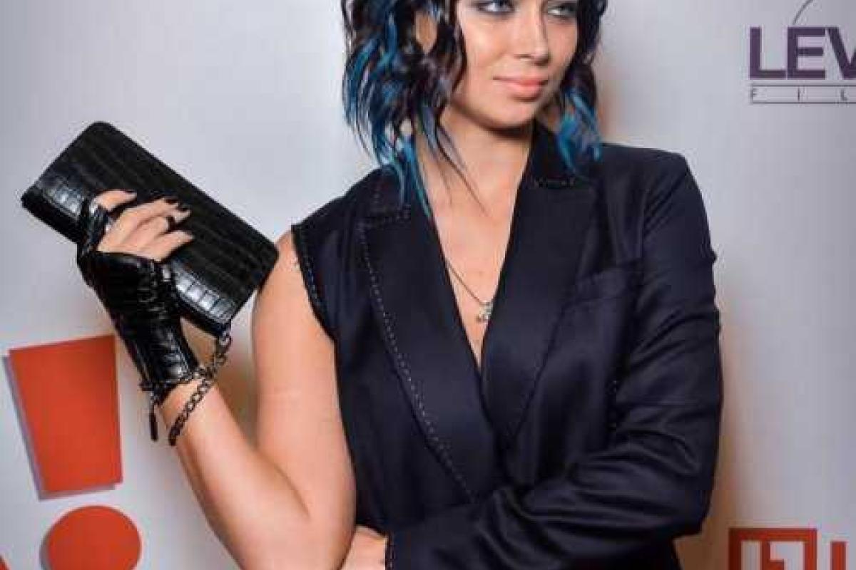 Настасья Самбурская покрасила волосы в голубой цвет