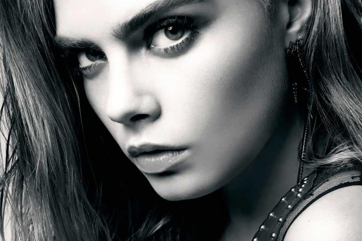 Поклонники подозревают, что Кара Делевинь влюбилась в Анджелину Джоли