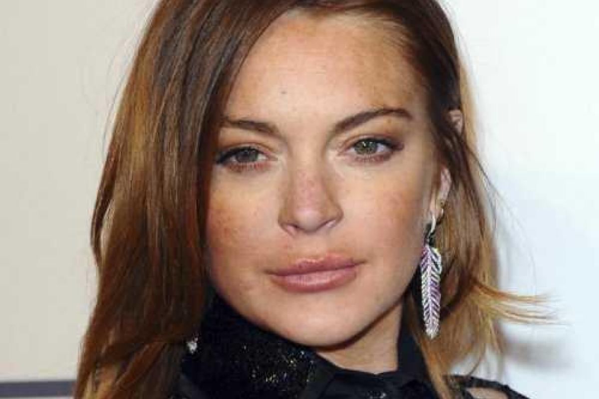 Поклонники Линдси Лохан в ярости: звезда опубликовала интимное фото с четками в руке