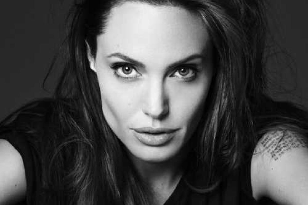 Джоли попала в объектив папарацци впервые после разрыва с Питтом