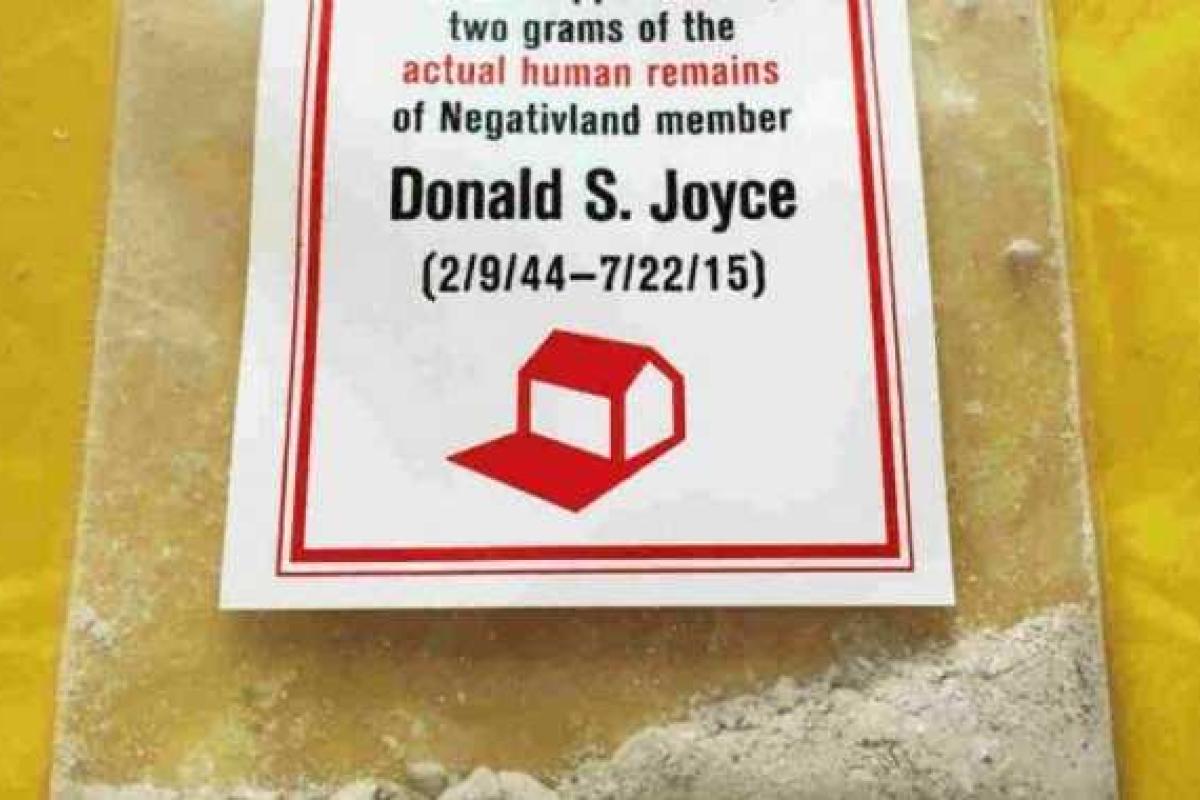 Американская рок-группа продает с новым альбомом прах умершего участника