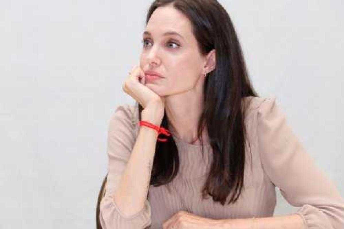 Анджелина Джоли морит себя голодом, чтобы вызвать жалость у публики - СМИ