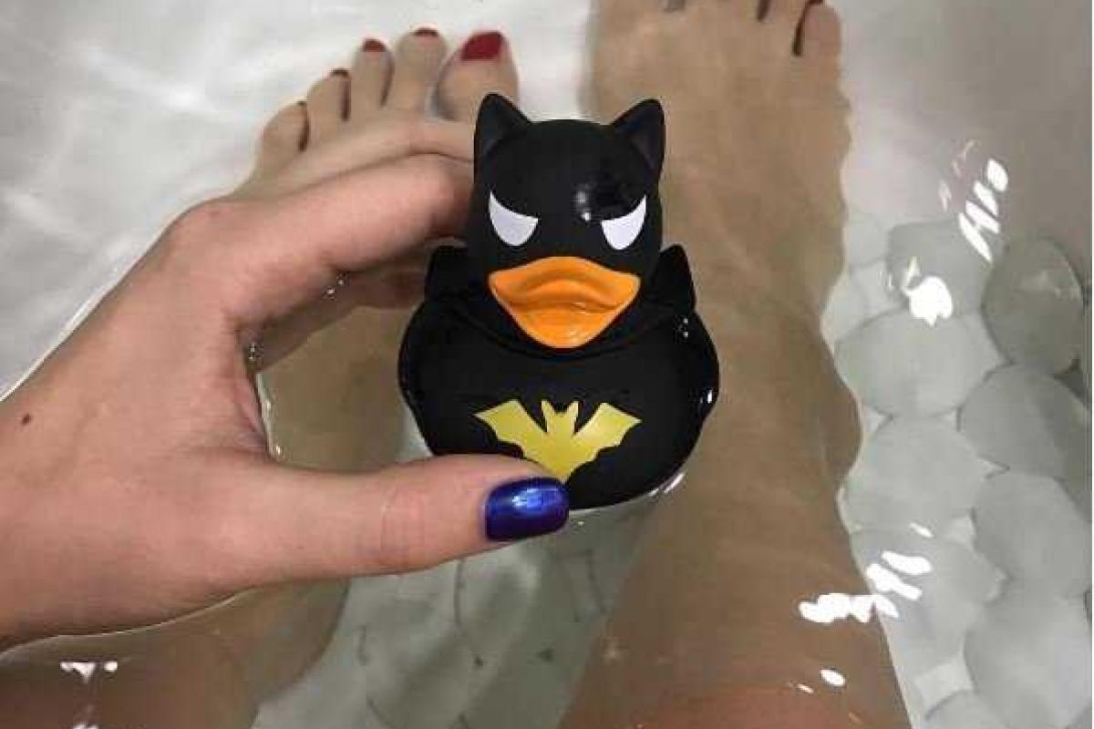 Настасья Самбурская показала, как принимает ванну с уточкой-Бэтменом