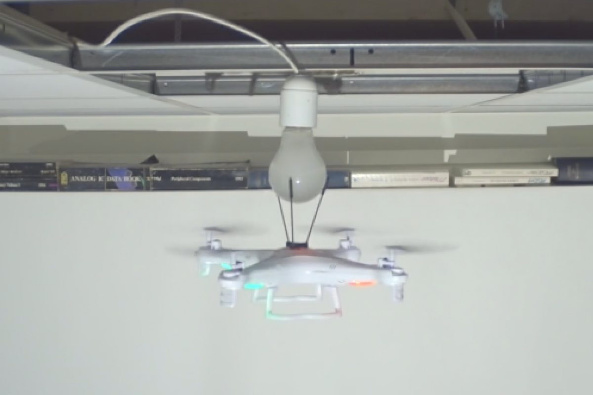 Видеоблогер показал, как с помощью дрона можно вкручивать лампочки 