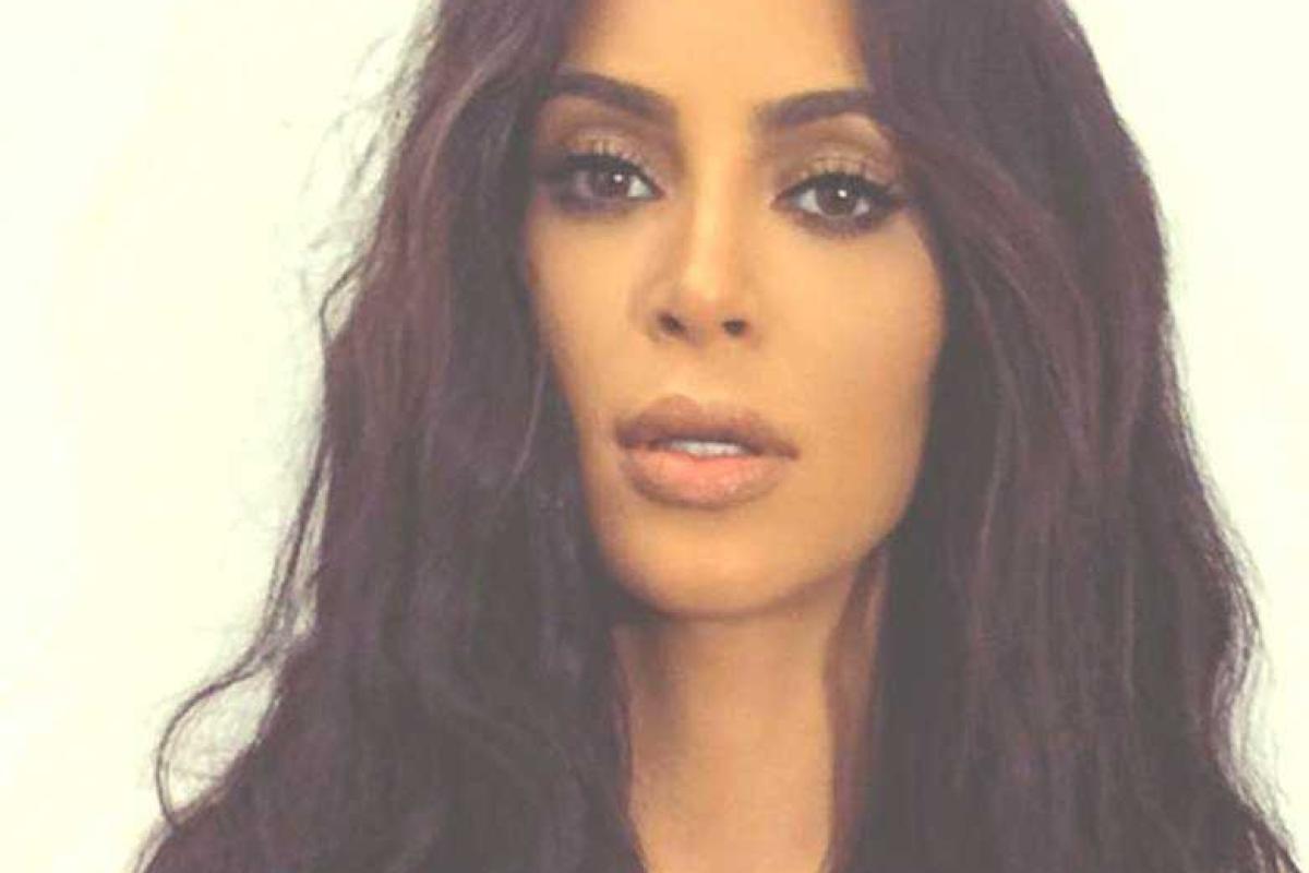 Ким Кардашьян появилась на улице без юбки