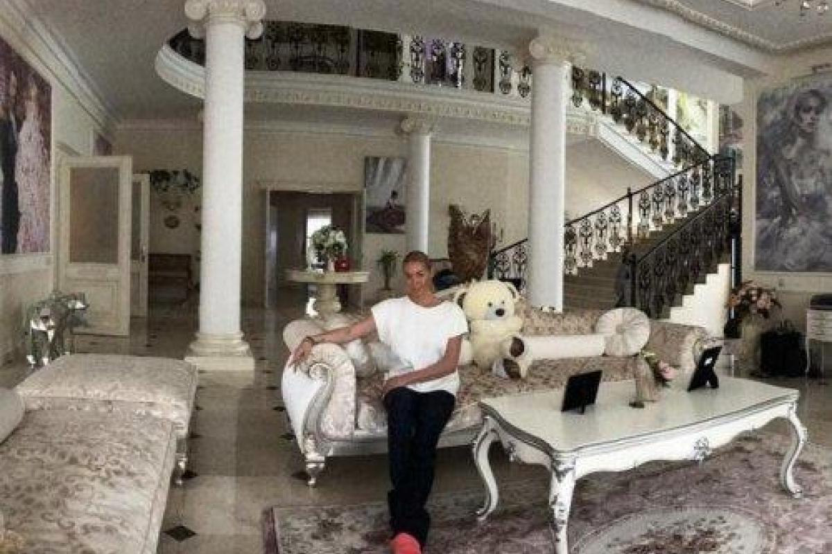 Анастасия Волочкова променяла платья на футболки и брюки