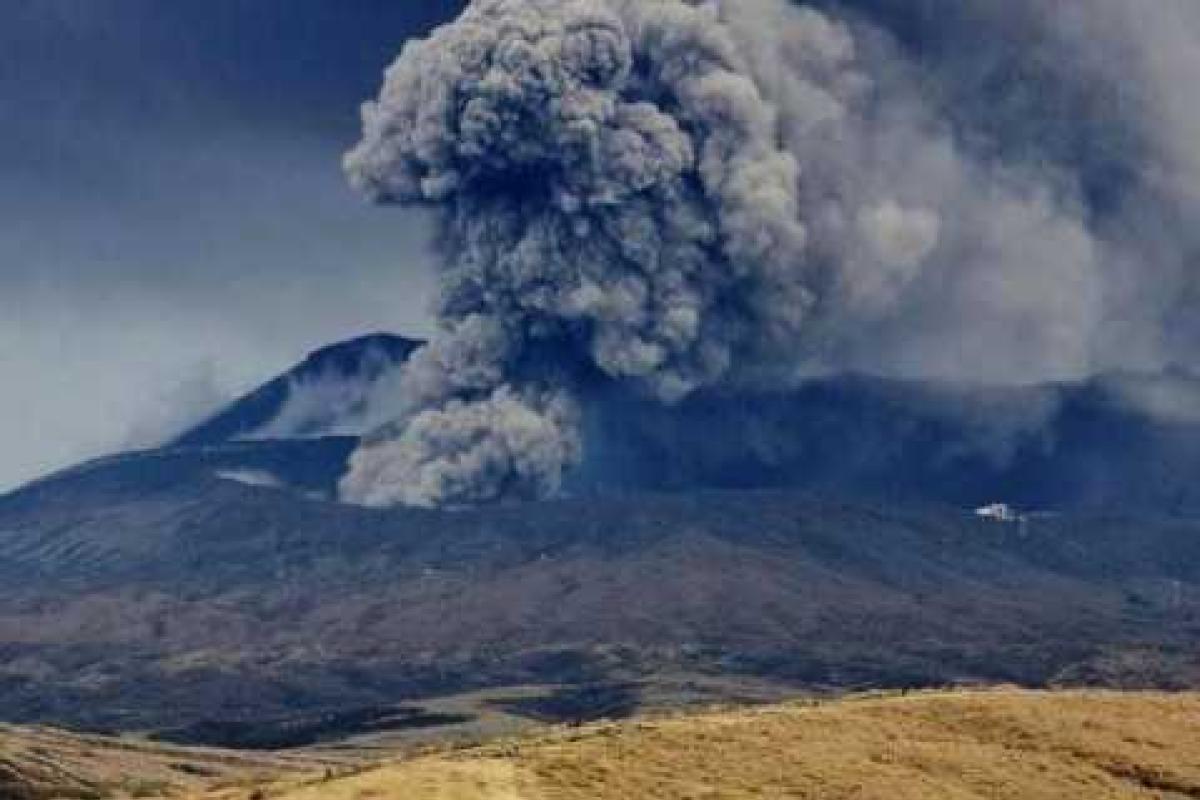 В Японии проснулся мощный вулкан: ученые пока не могут понять, что стало причиной извержения В Японии проснулся мощный вулкан: ученые пока не могут понять, что стало причиной извержения
