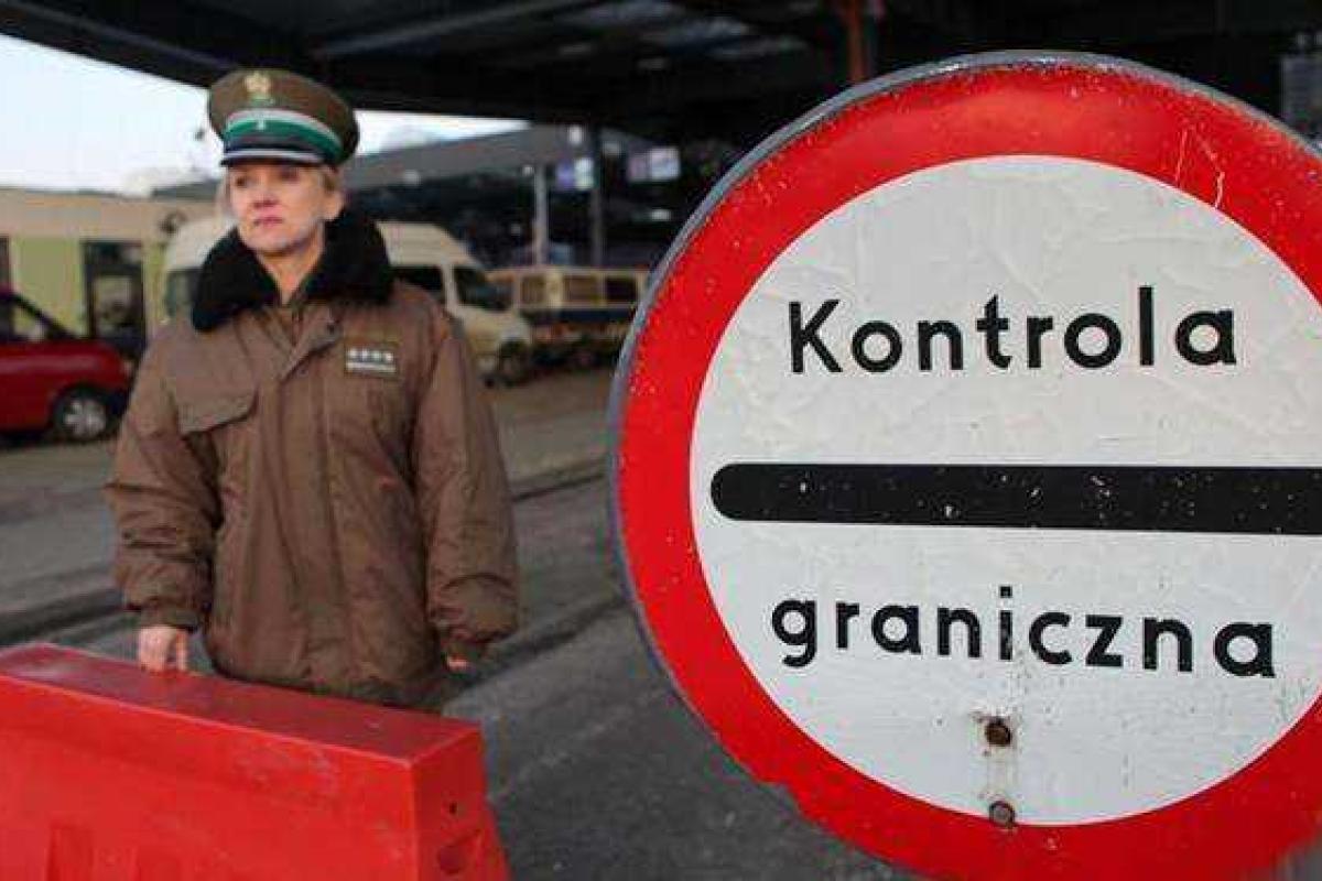 На границе с Польшей в огромной очереди стоят 900 автомобилей