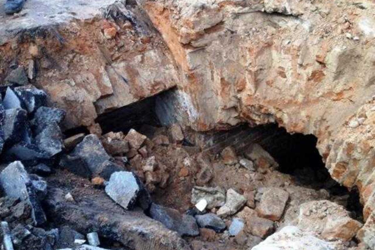В Житомире экскаватор "нарыл" старинный подземный тоннель В Житомире экскаватор "нарыл" старинный подземный тоннель