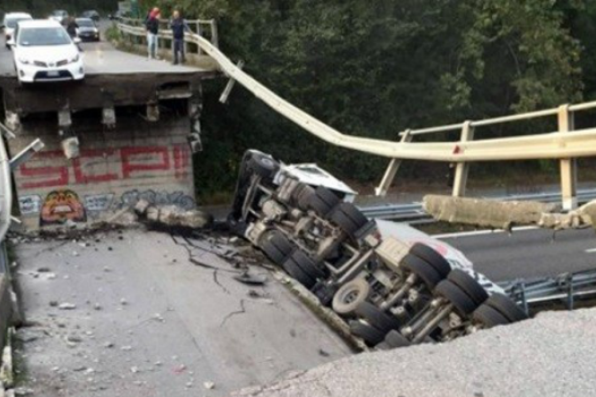 В Италии обрушился мост: опубликованы шокирующие кадры В Италии обрушился мост: опубликованы шокирующие кадры