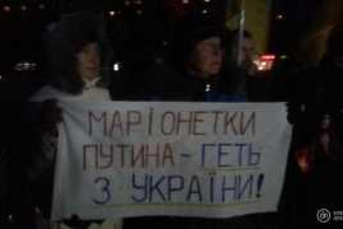В прифронтовом Мариуполе сотни местных жителей вышли на мощную антивоенную акцию "Стоп Путин!" В прифронтовом Мариуполе сотни местных жителей вышли на мощную антивоенную акцию "Стоп Путин!"